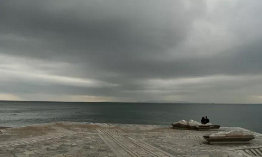 Καιρός: Tοπικές βροχές  και μικρή πτώση της θερμοκρασίας την Παρασκευή