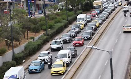 Μεγάλες καθυστερήσεις στους δρόμους της Αττικής - Σύγκρουση οχημάτων στην κάθοδο της Κηφισού στο ύψος των Αγ. Αναργύρων