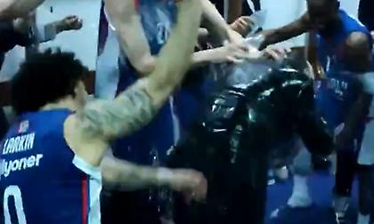 Το μπουγέλο των παικτών της Εφές στον προπονητή τους μετά τη νίκη επί της Αρμάνι Μιλάνο