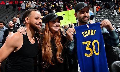 Ο Στεφ Κάρι χάρισε στην Λίντσεϊ Λόχαν τη φανέλα του μετά τους 60π. απέναντι στους Χοκς