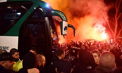 «Ντόπες» και αποθέωση των οπαδών του Παναθηναϊκού στην αποστολή πριν το ντέρμπι!