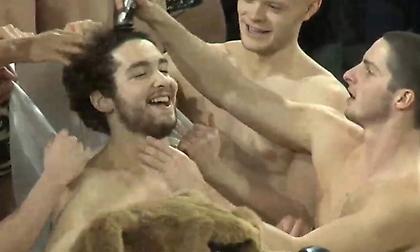 Όλα μες το παιχνίδι είναι: Κούρεψαν οπαδό στις εξέδρες για να αποσπάσουν την προσοχή παίκτη στις βολές!