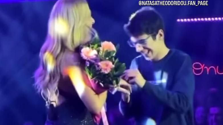 Πρόταση γάμου από 18χρονο θαυμαστή στην Νατάσα Θεοδωρίδου, πάνω στη σκηνή – Δείτε το βίντεο