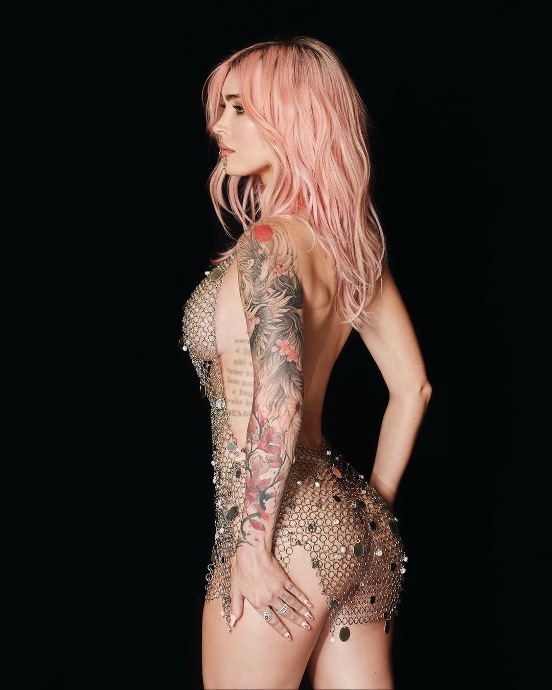 Megan Fox: Ημίγυμνη και με ροζ μαλλί στα Grammy