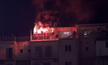 Οπαδοί του Παναθηναϊκού πανηγύρισαν τη νίκη στο ντέρμπι με καπνογόνα σε ταράτσα δίπλα στη Λεωφόρο!