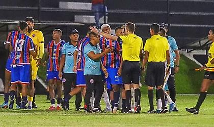 Αυτά δεν γίνονται: Παίκτης πανηγύρισε για απόκρουση του τερματοφύλακα και... χάρισε πέναλτι κάνοντας χέρι