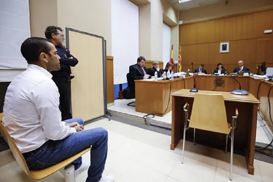 Ντάνι Άλβες: Η πρώτη φωτογραφία από το εδώλιο του κατηγορούμενου