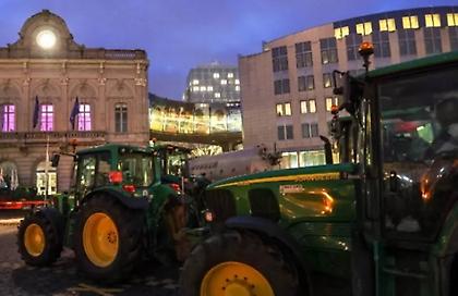 Αγρότες κλείνουν δρόμους στην Ολλανδία