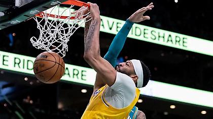 Με τριάδα-φωτιά πέρασαν οι Λέικερς από τη Σάρλοτ