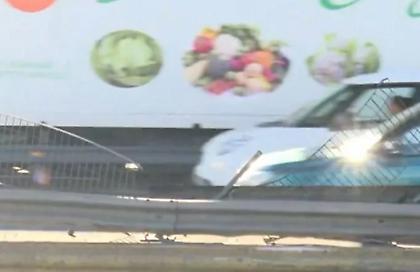 Σπασμένο μεγάλο κομμάτι του διαχωριστικού πλέγματος στον Κηφισό - Κίνδυνος για μοτοσικλετιστές