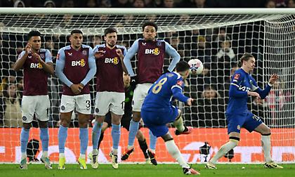 Σκόραρε με υπέροχη εκτέλεση φάουλ στο Άστον Βίλα-Τσέλσι ο Έντσο Φερνάντες