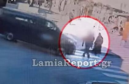 Λαμία: Βαν παρέσυρε πεζό την ώρα που διέσχιζε τη διάβαση - Δείτε το βίντεο