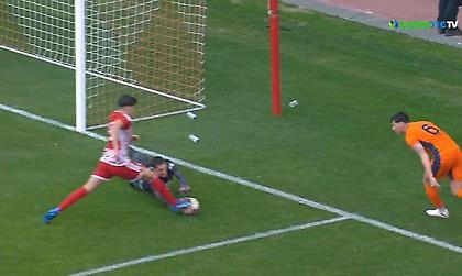 Πτώση του Κωστούλα στην περιοχή της Ίντερ, διαμαρτύρεται για πέναλτι ο Ολυμπιακός