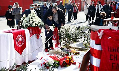 «Ολυμπιακός, Ολυμπιακός»: Το σύνθημα των οπαδών καθώς έφευγαν Μαρινάκης και παίκτες μετά το μνημόσυνο για τη Θύρα 7