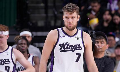 Ήττα-σοκ για τους Κινγκς, στην επιστροφή του Βεζένκοφ