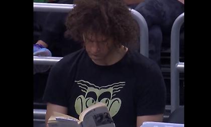 Ρόμπιν Λόπεζ: Οι Μπακς τον αντάλλαξαν και εκείνος το έριξε στο... διάβασμα εν ώρα αγώνα!