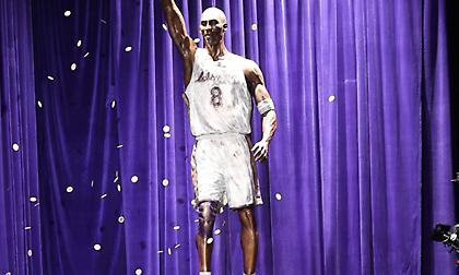 Το εντυπωσιακό άγαλμα του Κόμπι Μπράιαντ έξω από το Staples Center!