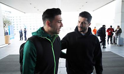 Συναντήθηκαν στο αεροδρόμιο οι αποστολές Παναθηναϊκού και ΑΕΚ - Τα είπαν Μπακασέτας και Κονέ