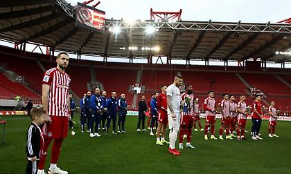 Συγκίνηση στο «Γ. Καραϊσκάκης» πριν την έναρξη του Ολυμπιακός-ΟΦΗ για τα θύματα της Θύρας 7