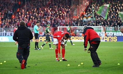 Φίλαθλοι της Ουνιόν διέκοψαν με μπαλάκια τένις την αναμέτρηση της ομάδας τους με την Βόλφσμπουργκ