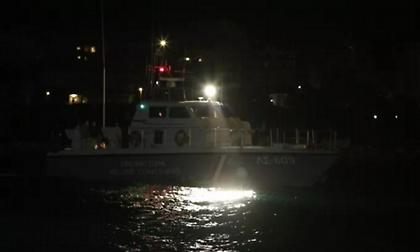 Πέραμα: Όχημα έπεσε στη θάλασσα - Καλά στην υγεία τους οι τέσσερις επιβαίνοντες