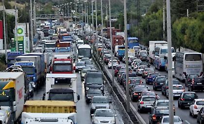 Στο κόκκινο και σήμερα η κίνηση στους δρόμους - Πού θα βρείτε προβλήματα