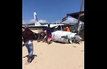 Αναγκαστική προσγείωση αεροσκάφους με αλεξιπτωτιστές σε παραλία στο Μεξικό: Σκοτώθηκε ένας άνθρωπος!