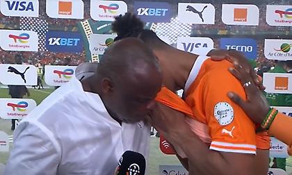 Συγκλονιστική στιγμή: Ο νικητής της ζωής και ήρωας της Ακτής Ελεφαντοστού Αλέ κλαίει μετά το γκολ νίκης στον τελικό