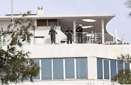 Ο δράστης μπήκε με την καραμπίνα στη ναυτιλιακή - Η ανακοίνωση της ΕΛ.ΑΣ για το μακελειό στη Γλυφάδα