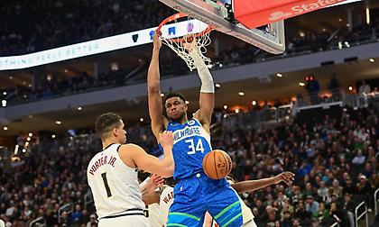 Εντυπωσιακοί Μπακς, διέλυσαν τους πρωταθλητές Νάγκετς με φοβερό Γιάννη