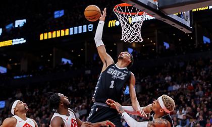 Ιστορικό τριπλ-νταμπλ με 10 τάπες από τον Γουεμπανιαμά