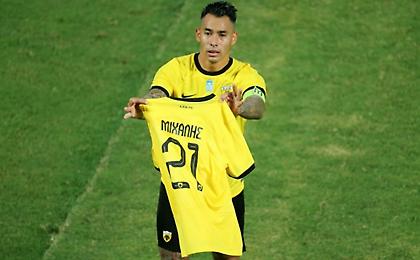 ΑΕΚ: Τρομερό τατουάζ με τον ιστορικό πανηγυρισμό του Αραούχο για τον Μιχάλη Κατσούρη!