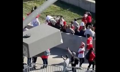 Πυροβολισμοί στο Κάνσας Σίτι: Βίντεο από τη στιγμή που πολίτες συλλαμβάνουν έναν από τους δράστες