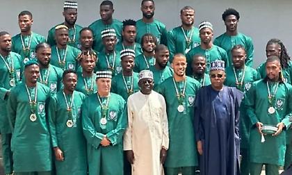 Βραβεύτηκαν με σπίτια, γη και ως Μέλη του Τάγματος της Νιγηρίας από τον Πρόεδρο οι «σούπερ αετοί» και ο Εκονγκ