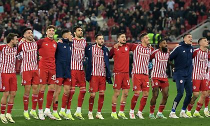 Πανηγύρισαν τη νίκη τραγουδώντας συνθήματα με τον κόσμο οι παίκτες του Ολυμπιακού