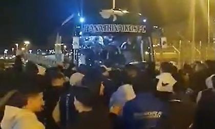 Παναθηναϊκός: Αποθέωση από 100 οπαδούς στο αεροδρόμιο παρά τη βροχή - Ζήτησαν το νταμπλ από Τερίμ και παίκτες!