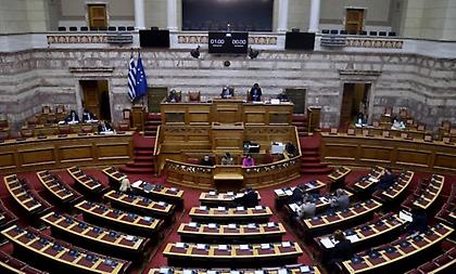 Εγκρίθηκε με ευρεία πλειοψηφία με 176 «ναι» στη Βουλή το νομοσχέδιο για τα ομόφυλα ζευγάρια - Ποιοι ψήφισαν «όχι»