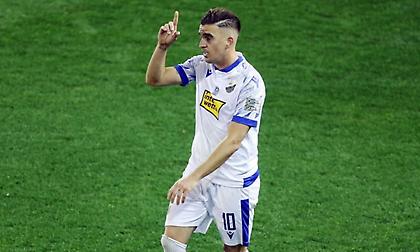 Αποθεώθηκε από τους φίλους του Παναθηναϊκού στη Λεωφόρο όταν έγινε αλλαγή ο Καρλίτος