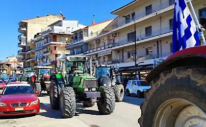 Ανυποχώρητοι οι αγρότες των Γρεβενών - Έκλεισαν με τρακτέρ το κέντρο της πόλης