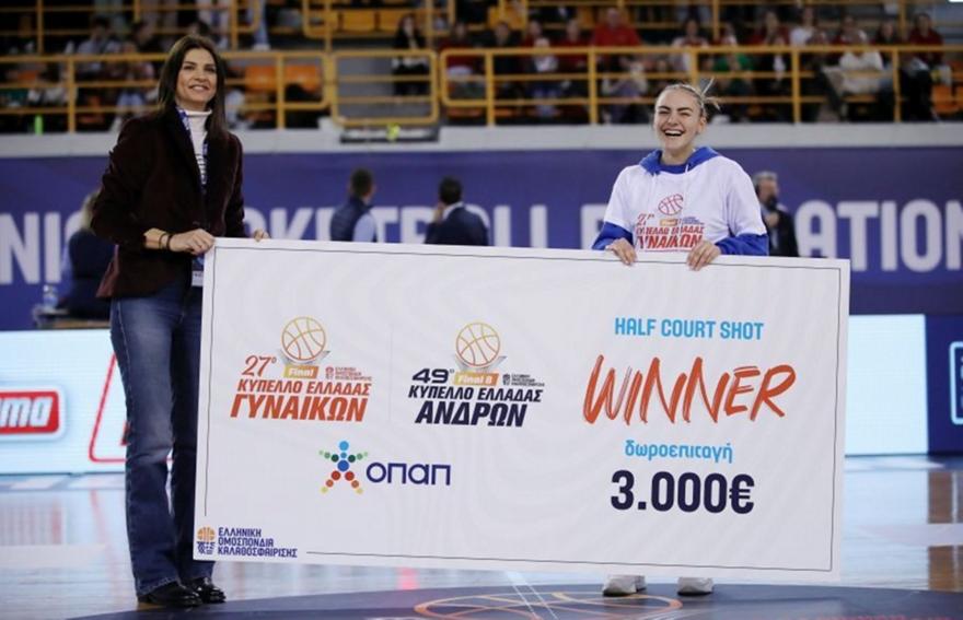 Κοπέλα ευστόχησε από το κέντρο στο ημίχρονο του τελικού Κυπέλλου Γυναικών και πήρε 3 χιλ. ευρώ Κοπέλα ευστόχησε από το κέντρο στο ημίχρονο του τελικού Κυπέλλου Γυναικών και πήρε 3 χιλ. ευρώ