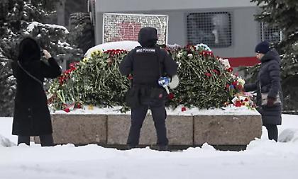 Θρίλερ δίχως τέλος με τη σορό του Ναβάλνι - Εκατοντάδες συλλήψεις σε όλη τη Ρωσία