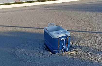 Εύβοια: Κάλυψαν τρύπα στο οδόστρωμα με... φορητό ψυγειάκι (pics)