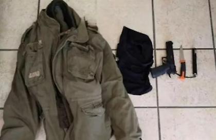 Σύλληψη στην Πρέβεζα: Απειλούσε με όπλο και μαχαίρι νεαρούς