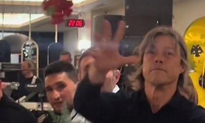 Έπαιξαν λουλουδοπόλεμο, τραγούδησαν τον ύμνο: Τα… έδωσε όλα ο Αλμέιδα και το τιμ του στον χορό των παλαιμάχων της ΑΕΚ!