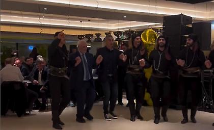 Ο χορός του Μελισσανιδη στην γιορτή των παλαιμάχων της ΑΕΚ