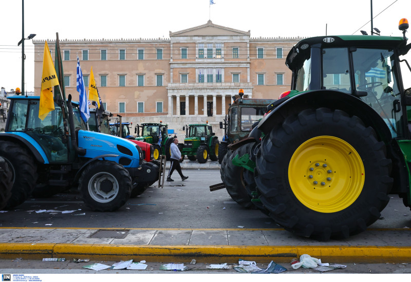 Τα τρακτέρ στο Σύνταγμα: Σε συνέλευση οι αγρότες για το αν θα παραμείνουν έξω από τη Βουλή