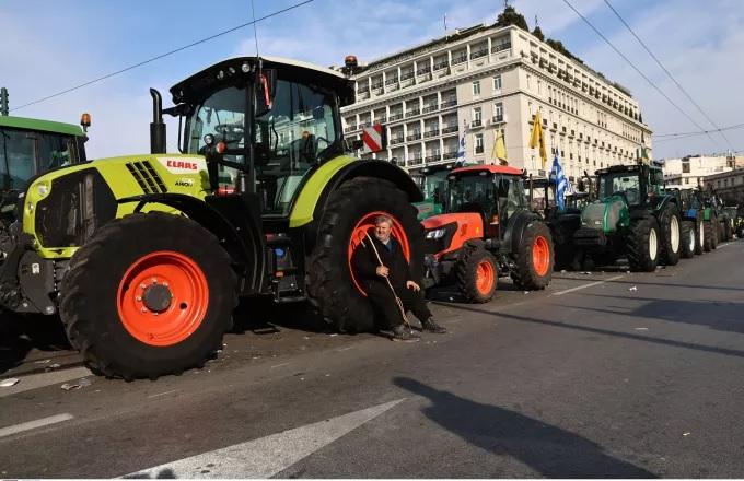 Τα τρακτέρ στο Σύνταγμα: Σε συνέλευση οι αγρότες για το αν θα παραμείνουν έξω από τη Βουλή
