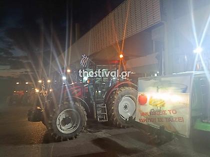 Αγρότες απέκλεισαν το τελωνείο των Ευζώνων για όλα τα οχήματα