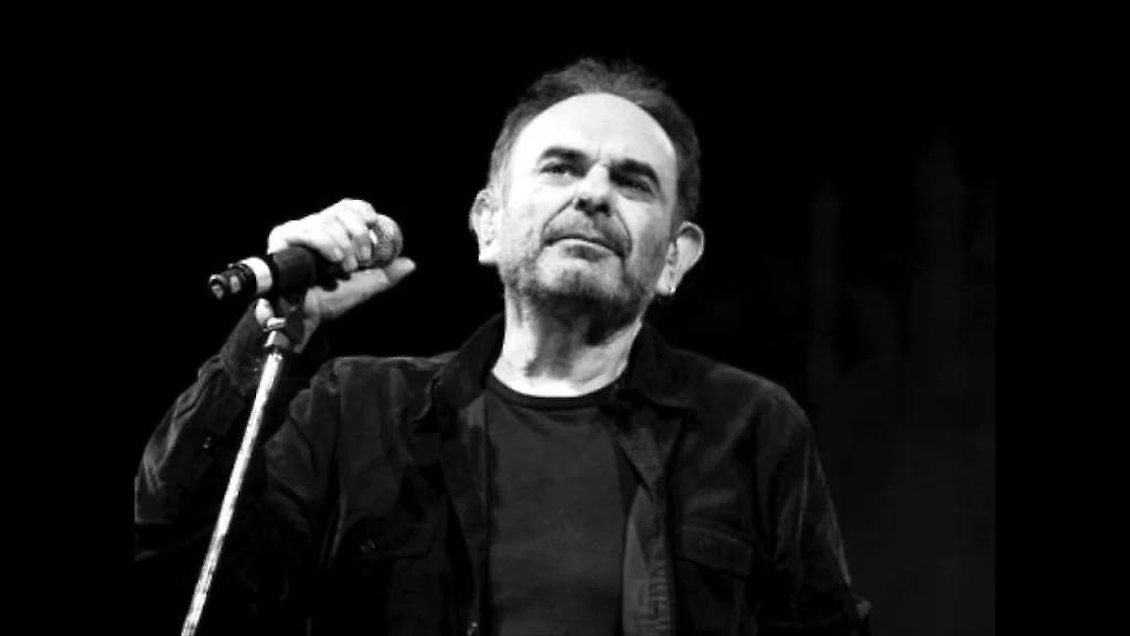 10 χρόνια χωρίς τον Σάκη Μπουλά: 10 τραγούδια που πάντα θα μας τον θυμίζουν