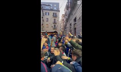 Έγινε... μπλαουγκράνα από τους οπαδούς της Μπαρτσελόνα η Νάπολη!